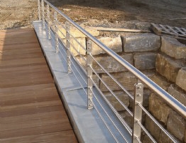 Edelstahlgeländer, Pfosten aus Doppelflacheisen mit 5 querverlaufenden Stäben d= 12 mm und aufgesetztem Handlauf d= 42,4 mm.