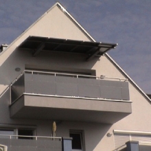 Balkonüberdachung bestehend aus verzinkter Trägerkonstruktion und einer aufgeschraubten ALU-Rahmenkonstruktion, mit ALU-Blechen, nach RAL-Standard pulverbeschichtet, beplankt.
