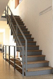 Treppengeländer aus Stahl, vorgrundiert, bestehend aus Ober- und Unterzug 50 x 50 x 3 mm.