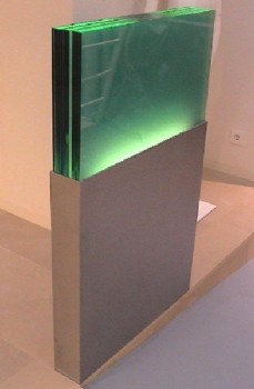 Lichtobjekt aus 6 mm Edelstahlblech Glasperlen-gestrahlt, Größe 720 x 1100 x 100 mm mit aufgesetztem Glasblock aus 10 Scheiben zusammengeklebt.