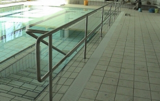 Absturzsicherung für Hallenbad aus Edelstahl Rundrohr d= 42mm, beständig gegen Chlor.