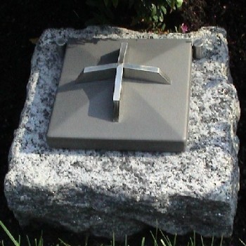 Weihwassergefäß aus Stein mit Stahldeckel und Kreuz.