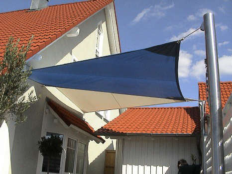 Sonnensegel bestehend aus Stamoid (UV-beständig, reißfest, wasserdicht und Vogelkot resistentes LeichtplanenMaterial Fa. Fabo, Schweiz), inkl. Montage.