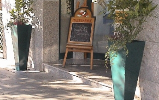 Blumentröge ca. 400 x 400 x 1100 mm, aus Aluminium, t= 4 mm, konisch gefertigt mit stabiler Grundplatte für Bodenverschraubung, Oberfläche nach RAL-Standard pulverbeschichtet, inkl. Aufnahmeboden für Edelstahleinsatz (1.4301) ca. 390 x 390 x 500 mm, wasserdicht verschweißt mit Überlaufstützen und Griffe zum Herausnehmen des Einsatzes.