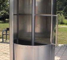 Gartenschrank aus ALU, H= 230 cm, Durchmesser= 120 cm Rostfreie Aluminium Konstruktion. 4 Ablagefächer aus Mehrschichtplatten. Gelagerte Drehmechanismus, halber Umfang lässt sich öffnen, absperrbar. ALU natur.