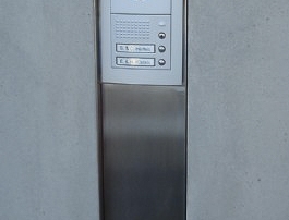 Briefkasten, in bestehenden Mauerausschnitt (ca. 680x150x200mm), mit umlaufender Zarge