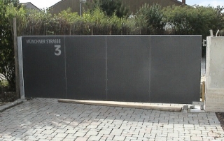 Toranlage aus Edelstahlrahmen, ALU Blechbeplankung pulverbeschichtet nach RAL-Standard mit Quadratprägung.