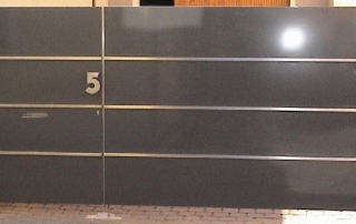 Gartentor aus Edelstahlrahmenkonstruktion mit ALU-Blechfüllungen 3500 x 1800 mm.