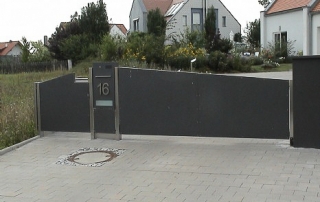 Gartentor aus Edelstahlrahmen mit Alubeplankung. Oberfläche nach RAL-Standardfarbe pulverbeschichtet, inkl. Tormatic, Überflurantrieb für zweiflügelige Tore (ohne elektrische Anschlüsse) inkl. Montage.