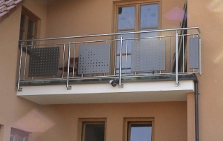 Balkongeländer aus Edelstahl 1.4301 bestehend aus Pfosten d=42,4mm, mit Ober- und Unterzug d=25mm, mit senkrechten Stäben Rd=12 mm, in Kombination mit Alu-Blechfeldern vierseitig gekantet, mit Vierkantprägung 10/70, Oberfläche nach RAL-Standard beschichtet, Handlauf d=42,4mm auf Pfosten aufgesetzt.