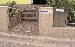 Edelstahlgartentür, Rahmen aus Edelstahlvierkantrohr und senkrechtverlaufenden Stäben d=12mm, Scharniere verstellbar.