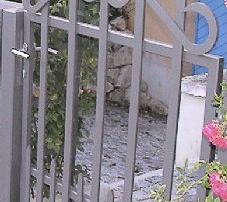 Gartentür aus Rechteckrohr St37 mit senkrechten Stäben St37, verzinkt und nach RAL-Farbton lackiert.