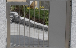 Gartentür aus Edelstahlrahmenkonstruktion, mit Eckausschnitt für integrierten Griff (alt. Duglasie bzw. ALU pulverbeschichtet). Randprofil aus 60 x 40 mit senkrechten Flachmaterialstäben aus 40 x 10 mm und beidseitig eingelegter ALU-Kassette (ca. 400 x 700 mm) nach RAL Standard beschichtet, inkl. Briefkastenelement, inkl. verdeckter und verstellbarer Scharnierbänder, elektrischen Türschließer und PZ; Abmessungen: ca. 1120 x 1000 mm inkl. Montage, elektrischer Anschluss bauseits