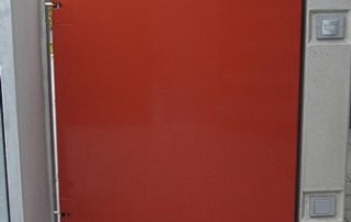 Gartentür bestehend aus Rahmenkonstruktion mit ALU-Blechverkleidung (t=4 mm), Oberfläche nach RAL-Standard beschichtet, inkl. verstellbarer Schaniere, Schloß, und elektrischer Türschließer (elektrischer Anschluss bauseits).