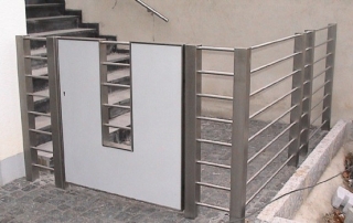 Gartentürchen aus Edelstahl Rahmenkonstruktion 60 x 60 x 2 mm, mit umlaufend montierten Flachstahl 80 x 8 mm, inkl. Ausschnitte mit 6 querverlaufenden Rohren d=20 mm, mit Alu-Blech belegt, Oberfläche beschichtet nach RAL-Standard, inkl. verstellbarer Edelstahlscharniere und Schließblech in Vierkantrohrpfosten 80 x 80 x 2 mm befestigt, inkl. Schloß mit Zylinder und einem Drücker, Montage bauseits.