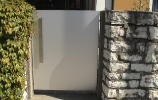 Gartentür aus Edelstahlrahmenkonstruktion, Front- und Rückseite mit ALU-Blechen beplankt nach RAL-Standard pulverbeschichtet, Türgriff aus Edelstahlflachmaterial; mit verstellbaren Schanieren, Schließblech, Schloß mit mechanischer Schließfunktion, Drücker und Stoßgriff.